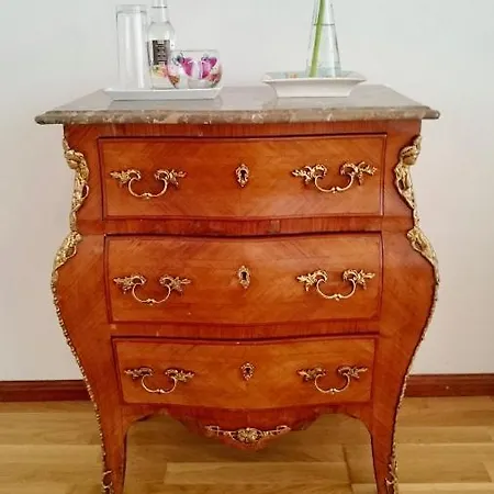 House In The Town Centre * 카민하