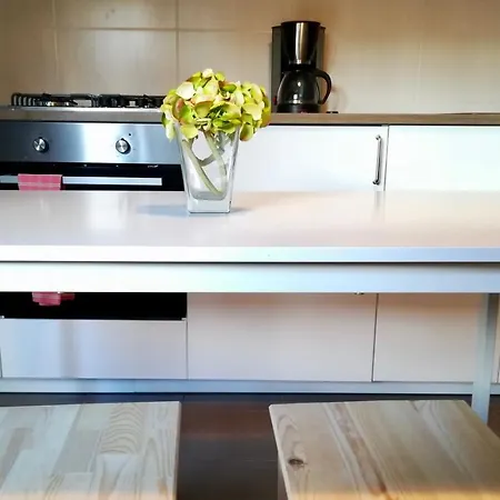 펜션 House In The Town Centre 카민하