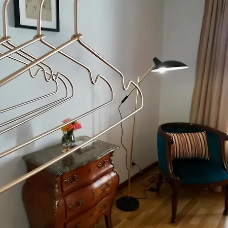 House In The Town Centre 카민하