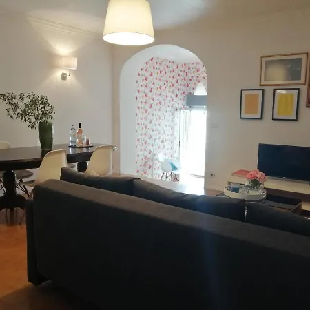 펜션 House In The Town Centre 카민하