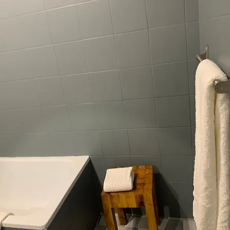 House In The Town Centre 펜션 카민하